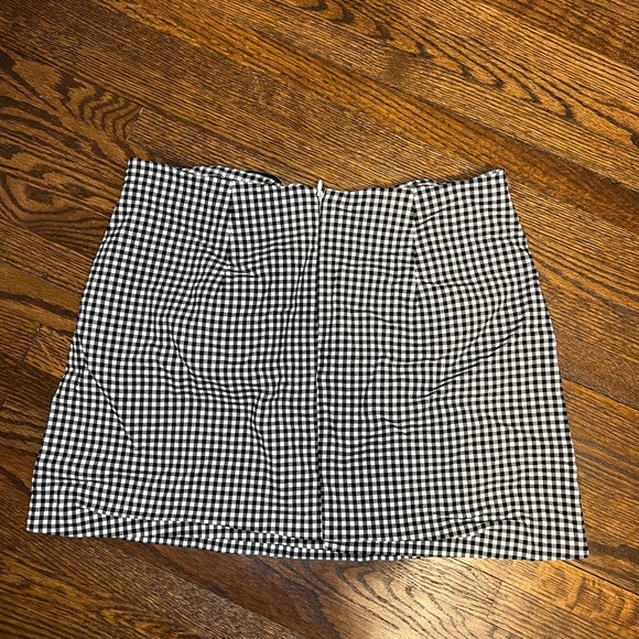 SOLD❤️‍🩹Urban outfitters black and white plaid skirt size medium - Picture 2 of 3